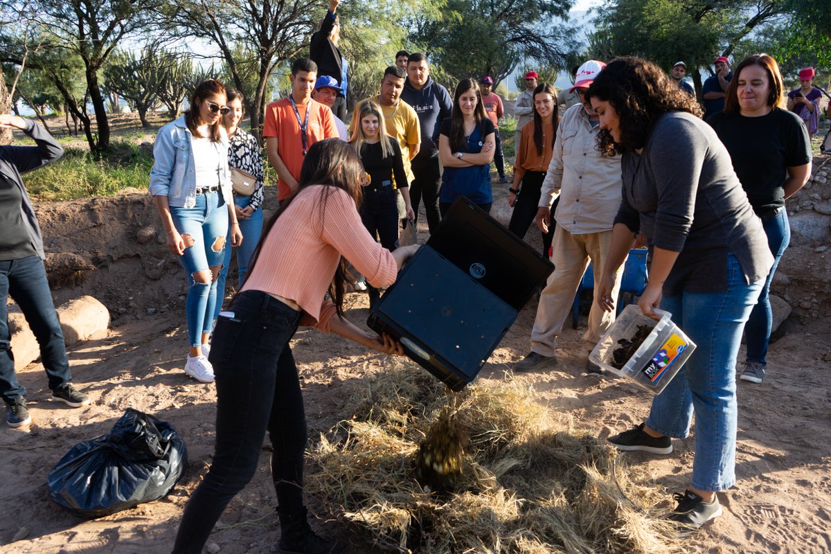 IRSLaRioja's tweet image. 🧑‍🌾👩‍🌾👨‍🌾En el marco del Día Mundial del #Reciclaje en conjunto con @ambientelarioja y @subsecredeenlace llevamos a cabo en el Parque Lineal #LasTalas, una charla interactiva sobre compostaje, proceso de armado y el lanzamiento de una #Compostera Comunitaria. 
🌽🍎🍂 ♻️