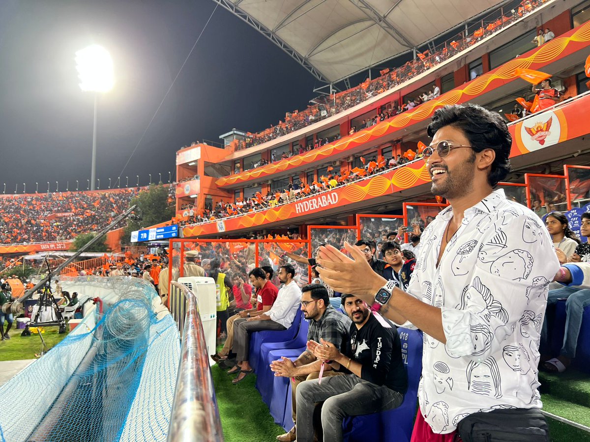 It’s game time 🧡🏏 

#MrPolishetty brings his infectious energy to the stadium as he cheers for the #OrangeArmy! 🤩

#MissShettyMrPolishetty #SRHvRCB 

@MsAnushkaShetty @NaveenPolishety @filmymahesh @radhanmusic #NiravShah  #RajeevanNambiar #KotagiriVenkateswararao…