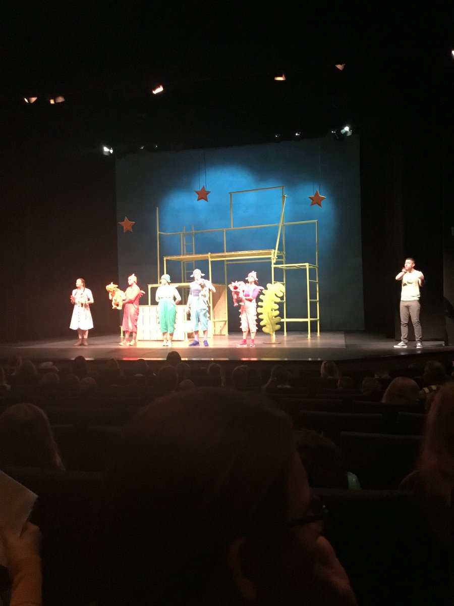 amyparsons123's tweet photo. Y1 absolutely loved seeing story telling come to life with Zog this week. Their faces were magical and their singing and dancing at the end was even better. It truly was learning we will remember forever TY @TRPlymouth @Mayflower_MCA https://t.co/E5mtviZkHS