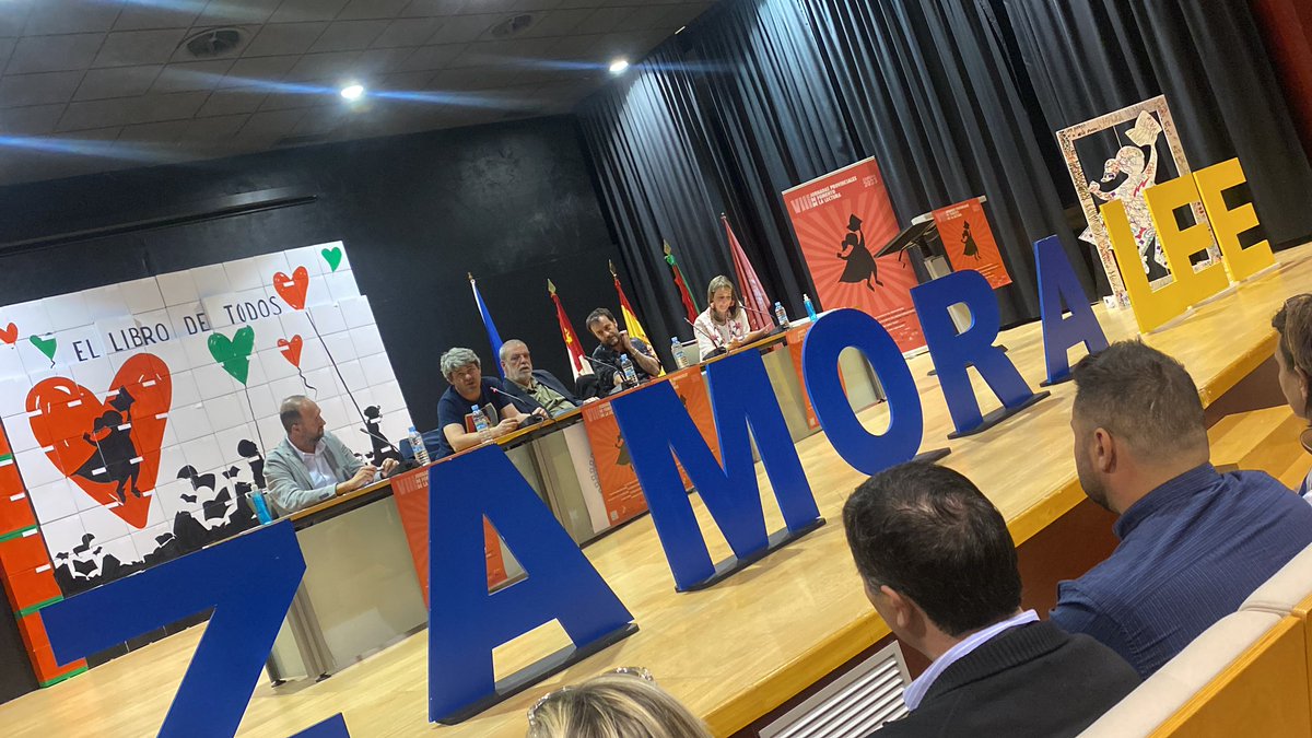 mjhsusal's tweet photo. Agradeciendo el poder de todos los docentes que priman la lectura. Acogemos con ilusión a CarmenMola con la presentación de @cfiezamora y @cfiebenavente en el campus Viriato de la @usal Gracias #zamoralee por ser parte de esta poderosa jornada! https://t.co/loSwgh8D0z