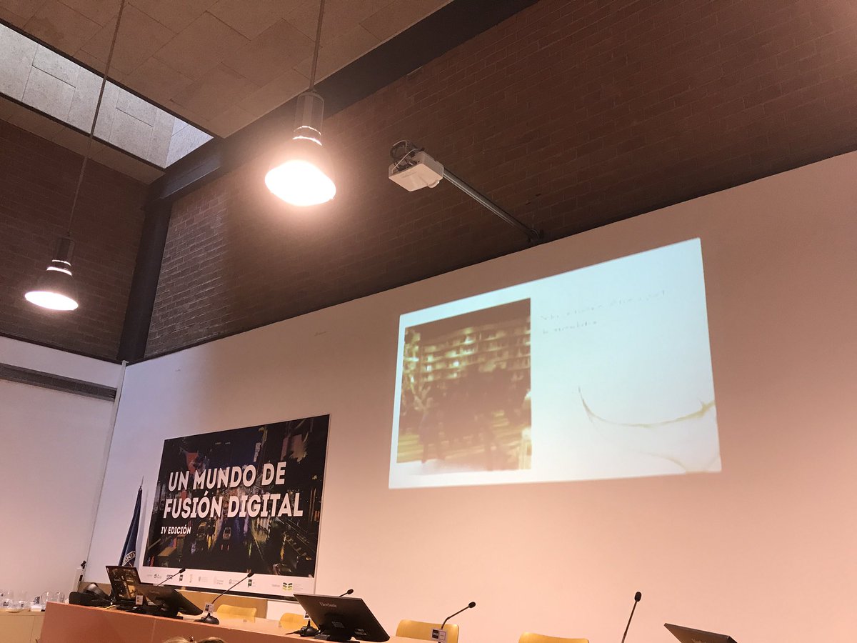 #OHT2023  el #profesor <a href="/edgarmalario/">Édgar Valencia</a> de <a href="/Universidad_Ver/">Universidad Veracruzana</a> nos habla del vínculo entre las #Máquinas y las #Personas <a href="/UNED/">UNED</a> <a href="/La_SER/">Cadena SER</a> <a href="/PRISA/">PRISA</a> <a href="/UNEDMadrid/">UNED Madrid</a> 
Sigue en directo la IV Jornada: Un mundo de fusión digital
🔗 Enlace al acto: buff.ly/42lasGg
<a href="/EducacionUNED/">Facultad de Educación de la UNED</a> <a href="/SMEMIU_UNED/">SMEMIU</a>