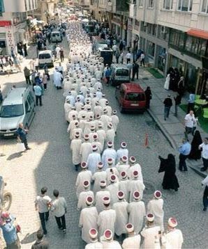 Sen hani , “gitmiyorum” diyorsun ya sandığa.
Aha bunlar koşa koşa gidiyor.
Sonra da en çok zırlayan sen oluyorsun.