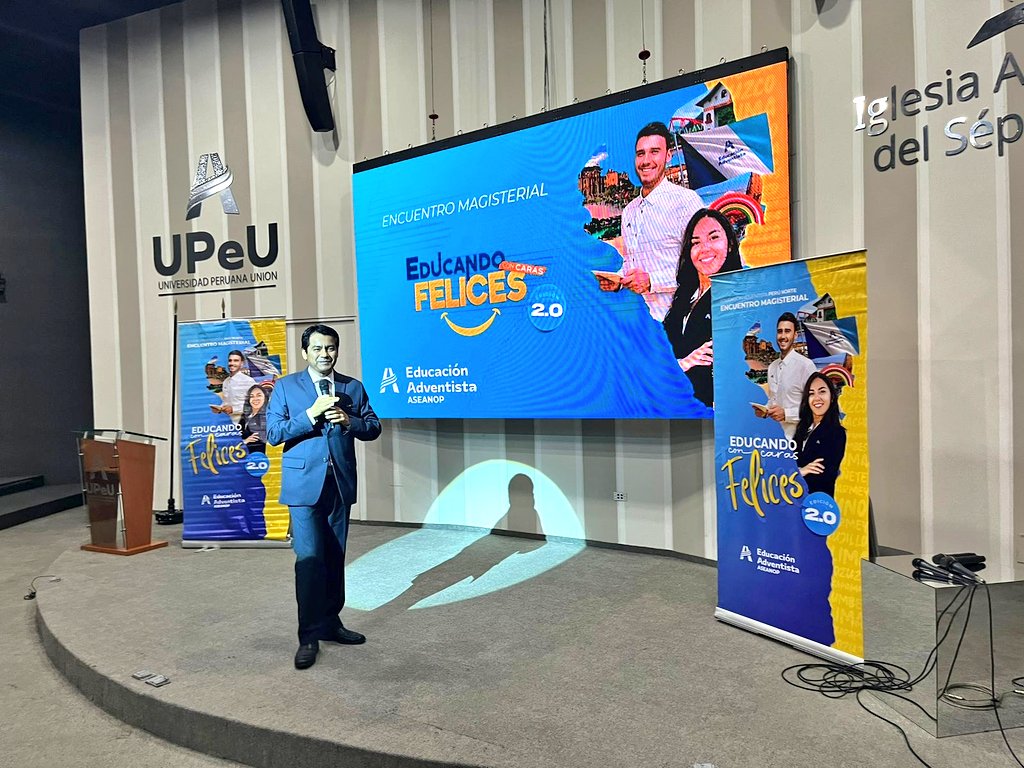UPeUOficial's tweet photo. 📣Se realizó culto de gratitud en el Encuentro Magisterial #EducandoConCarasFelices de @AdventistasANoP, donde participaron autoridades administrativas de la UPeU para motivar a más docentes a cumplir la misión de educar para esta vida y la eternidad. 🙏🏻😊 https://t.co/fFYkcZHyEW