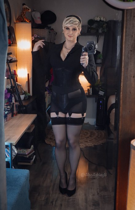 The outfit I wear while I'm personally answering every OF message I get ? Yes, I'm pushing my OF today