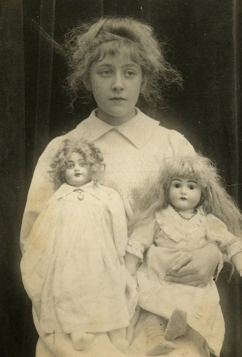 📸 | Agatha Christie com suas bonecas! 🤍