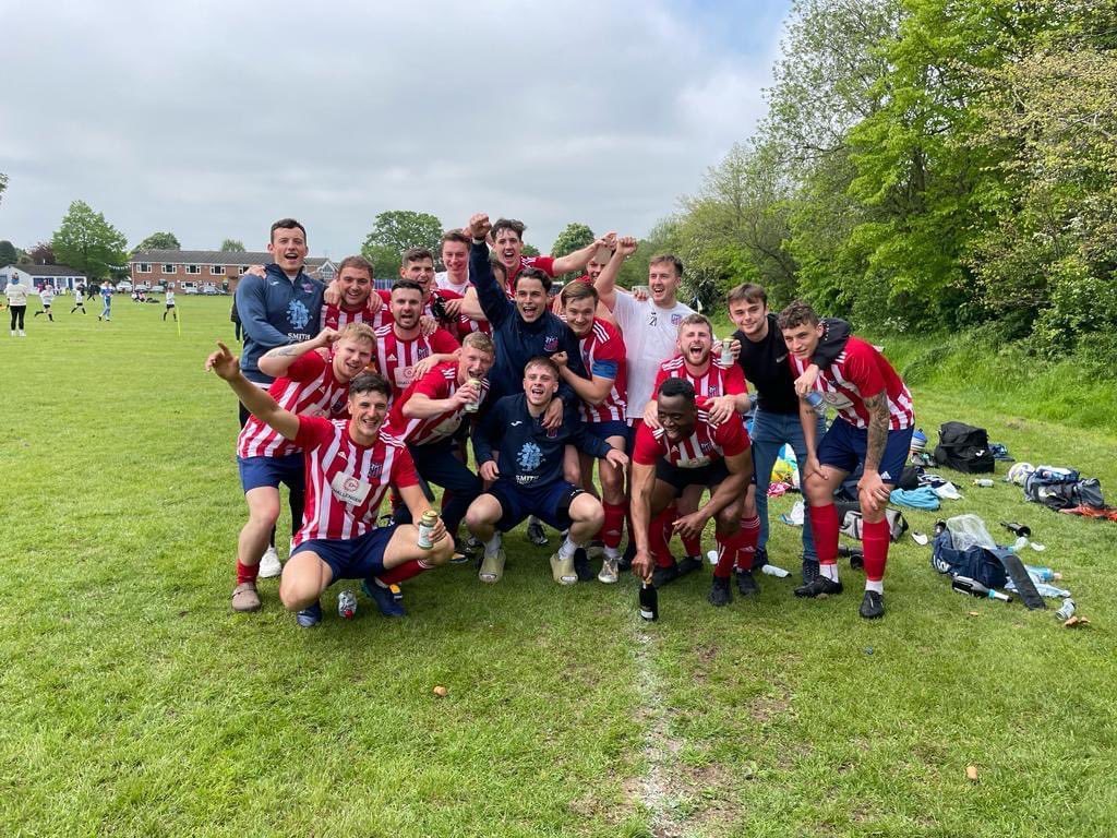 Our new league champions, <a href="/AtleticoMaldon/">AtleticoMaldonFc</a>, celebrating after winning the title last Sunday. Many congratulations to them 🏆