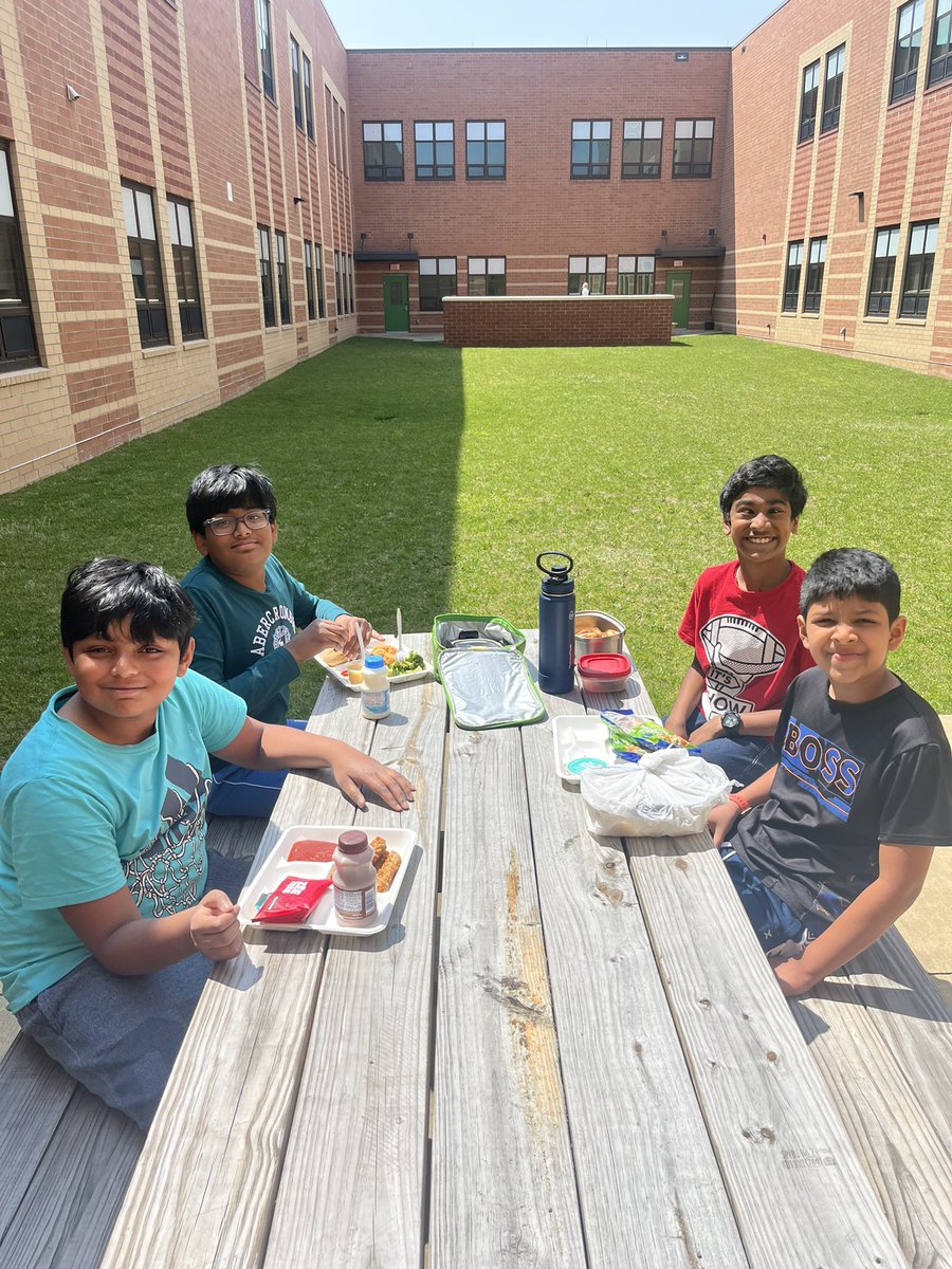 Each student has been working towards earning rewards of their choice, and these sweet kids wanted a lunch bunch outside 💕 <a href="/GoshenPostES/">Goshen Post ES</a> #goGPgators