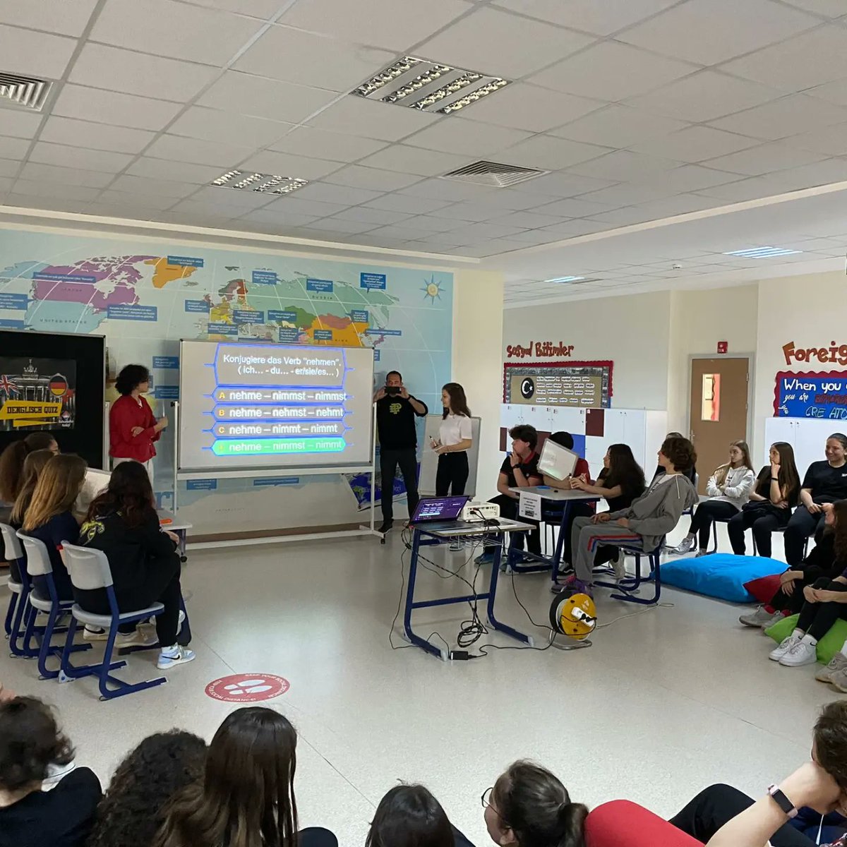 19 Mayıs Atatürk’ü Anma Gençlik ve Spor Bayramı etkinlikleri kapsamında Anadolu Lisesi Yabancı Dil Zümresi tarafından 9 ve 10. sınıf öğrencilerimizle DENGLISCH QUIZ SHOW gerçekleştirildi.