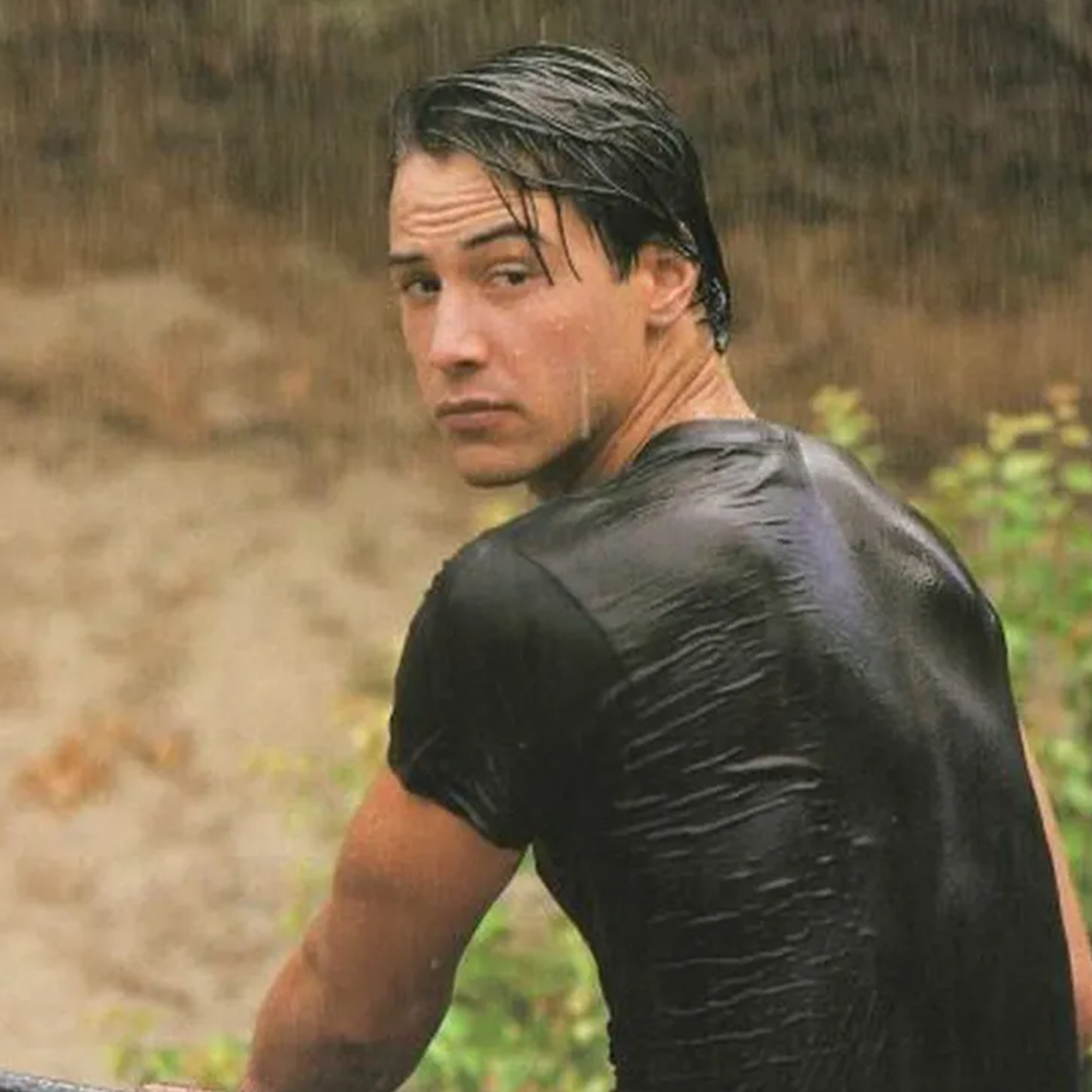 'Date vuelta disimuladamente'
Yo:

No te pierdas a #KeanuReeves en #PuntoDeQuiebre a las 10:56 pm, ¡por #PlutoTV Acción! 🤩