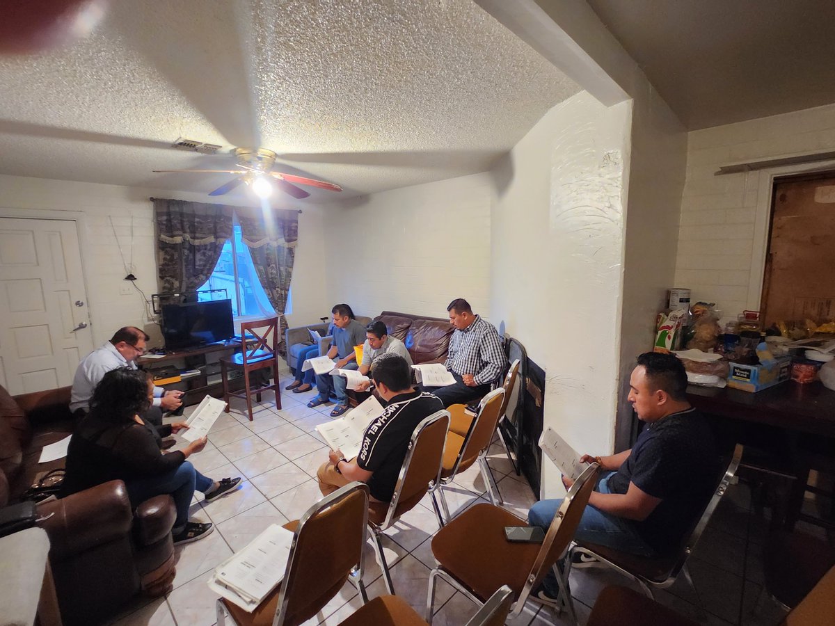 bellyjeff's tweet photo. Grupos Pequeños en acción!!!! #evangelismo distrito norte Phoenix #AzConference 🙌🙏 https://t.co/LTbkNgg1ip