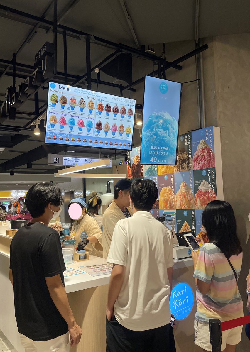 OnnyReview's tweet photo. อันนี้เลิศมากก ‘Karikori’ มาเปิดใหม่สามย่าน น้ำแข็งไสญี่ปุ่นเริ่ม 49฿ +ฟรีท็อปปิ้งได้ 1 อย่าง //รู้ตัวอีกทีอยู่ในแถว 🫶🏼🍧บังเอิญผ่านชั้นนี้พอดี ก็ว่าทำไมคนรอเยอะจัง เงยหน้าไปเห็นราคาแล้วเก็ต ทุกคนคือถือคนละถ้วย 5555 ไม่หวั่น น้ำแข็งนุ่มฟูละเอียด รสแตงโมหอมชื่นจุยย 🍉 คุ้มมๆๆไปลอง https://t.co/85wbrAWoQ3