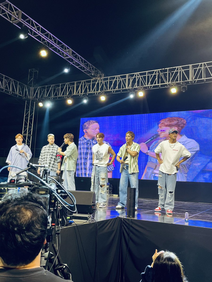 aurora0127_'s tweet photo. 한양대 에리카 축제 #비투비 

나의 바람 너 없인 안 된다 아름답고도 아프구나 그리워하다 우콘 하이어 무려 6곡이나 불러주고 갔어 ㅠㅠㅠㅠㅠㅠ 
하이어할 때 옆 분이 멜론 음악 검색 키시는 것도 보고 고음할 때마다 다들 감탄하고
아주매우 뿌듯하다 🥹🩵 https://t.co/NCfU7RrOG7