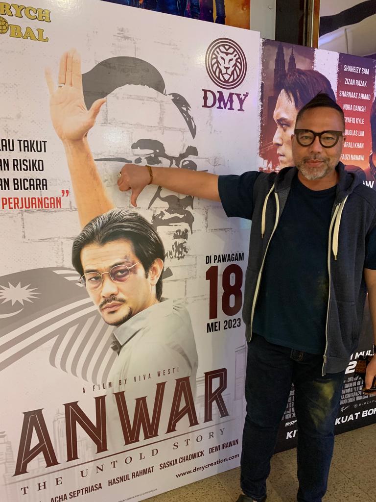 Saya baru menonton filem ‘Anwar The Untold Story’ yang amat memualkan serta meloyakan.

Filem ‘haprak’ yang berunsur propaganda untuk memfitnah dan mencemarkan reputasi Tun Dr Mahathir Mohamad sekaligus mengangkat diri sendiri seperti ‘Godfather.’