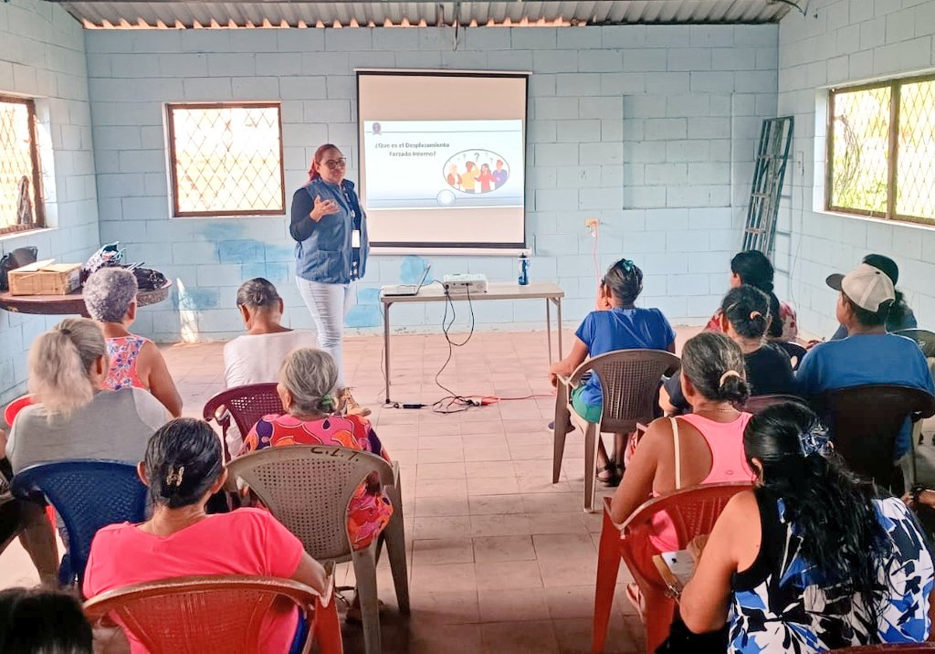 PDDHElSalvador's tweet photo. En seguimiento al trabajo de Monitoreo de Protección a Desplazamiento Forzado Interno, que impulsa la #ProcuradoraDDHH @RaqueldeGuevara, personal #PDDHSonsonate desarrolló jornadas sobre este tema y levantamiento de información, en beneficio de comunidades de Izalco y Acajutla. https://t.co/Dxiwus7myZ