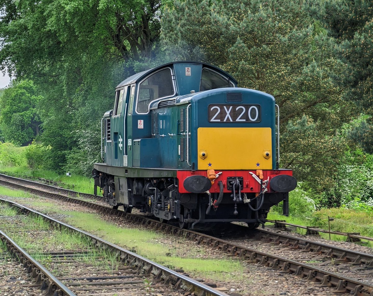DownOnTheStour's tweet photo. 37263 provided an excellent run to Hampton Loade where we switched onto the shuttle 👏

Bravo to the driver of the Class 17 though. He was giving it some power to Bridgnorth 🔥

Right back on the Peds 😍

#DownOnTheStour #RailwayPhotography #railwaytwitter #class17 #class37 https://t.co/MV2kY5TbYC