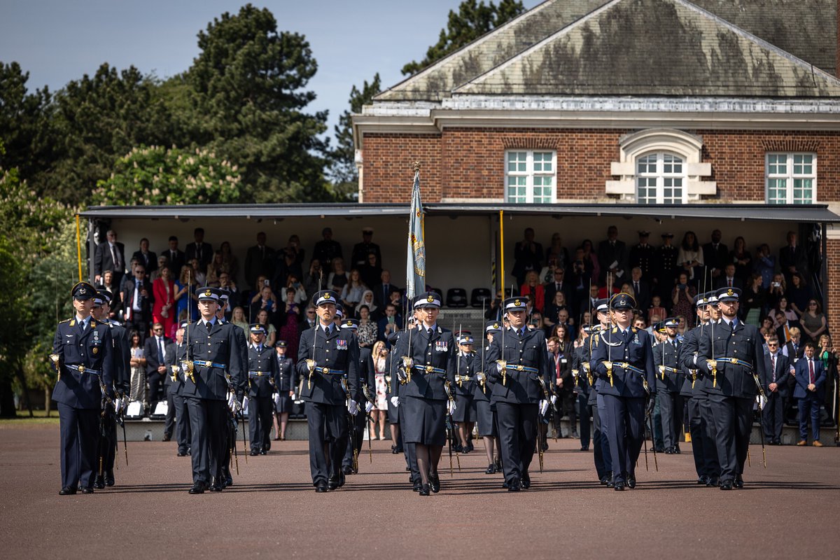 ComdtCranwell's tweet photo. Honoured to host @ChiefofAirStaff today as our Reviewing Officer for MIOT 19’s Graduation. Congratulations to the @RoyalAirForce newest officers and best wishes for your future careers. #NoOrdinaryJob https://t.co/DKmUVZDd6r