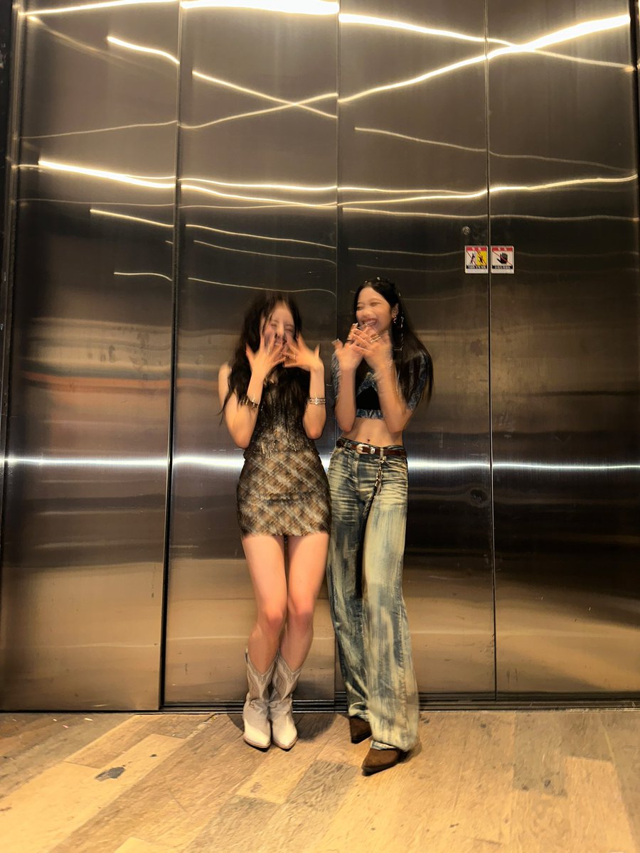 IM_LESSERAFIM's tweet photo. 꺄르륵 꺄르륵~~

#LE_SSERAFIM #르세라핌 #허윤진 #카즈하 #HUHYUNJIN #KAZUHA https://t.co/McZpjglnlD