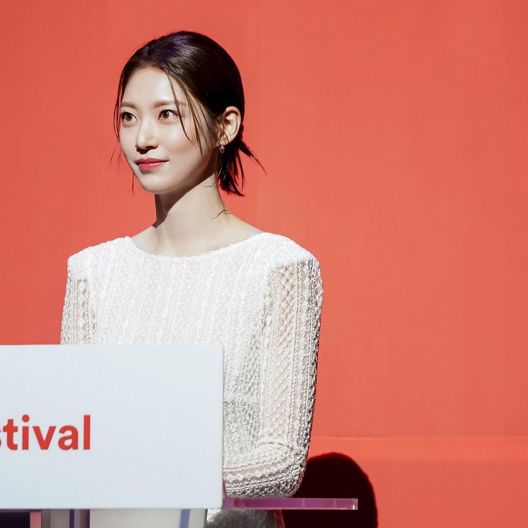 GSYintl's tweet photo. [IG] 230518 varoent_official update with Gong Seung Yeon.
⠀
24th JEONJU Intl. Film Festival🎞️
SeungYeon Behind🤍 https://t.co/Hnz0TFyQJA
