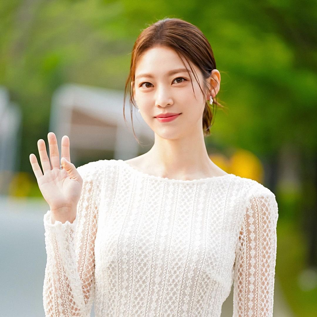 GSYintl's tweet photo. [IG] 230518 varoent_official update with Gong Seung Yeon.
⠀
24th JEONJU Intl. Film Festival🎞️
SeungYeon Behind🤍 https://t.co/Hnz0TFyQJA