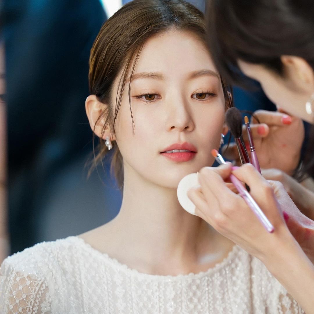 GSYintl's tweet photo. [IG] 230518 varoent_official update with Gong Seung Yeon.
⠀
24th JEONJU Intl. Film Festival🎞️
SeungYeon Behind🤍 https://t.co/Hnz0TFyQJA