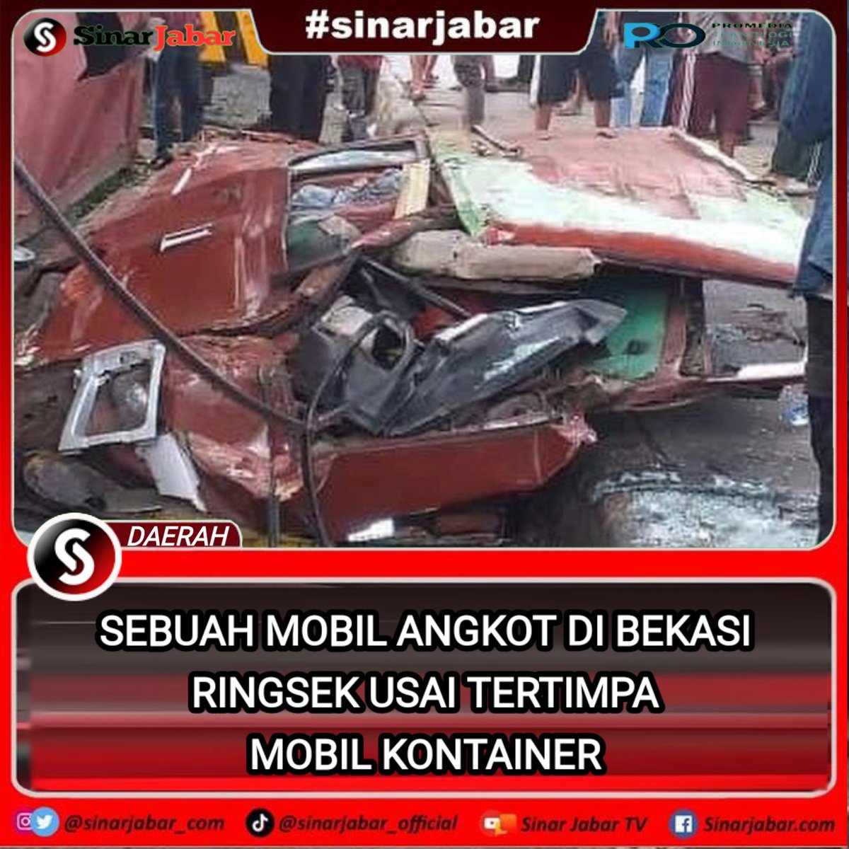 Sebuah Mobil Angkutan Umum atau Angkot Ringsek Usai Tertimpa Mobil Kontainer