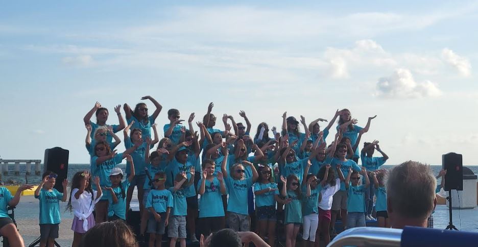 f_mbeach's tweet photo. Our students performing in Times Square...FMB-style! Thank you to everyone who attended this emotional event. Special shout-out to Ms. Ortega, our wonderful music teacher 💕🎤🏖️🐬#FMBEStrong @LeeSchools https://t.co/T3ZL0sUGK6