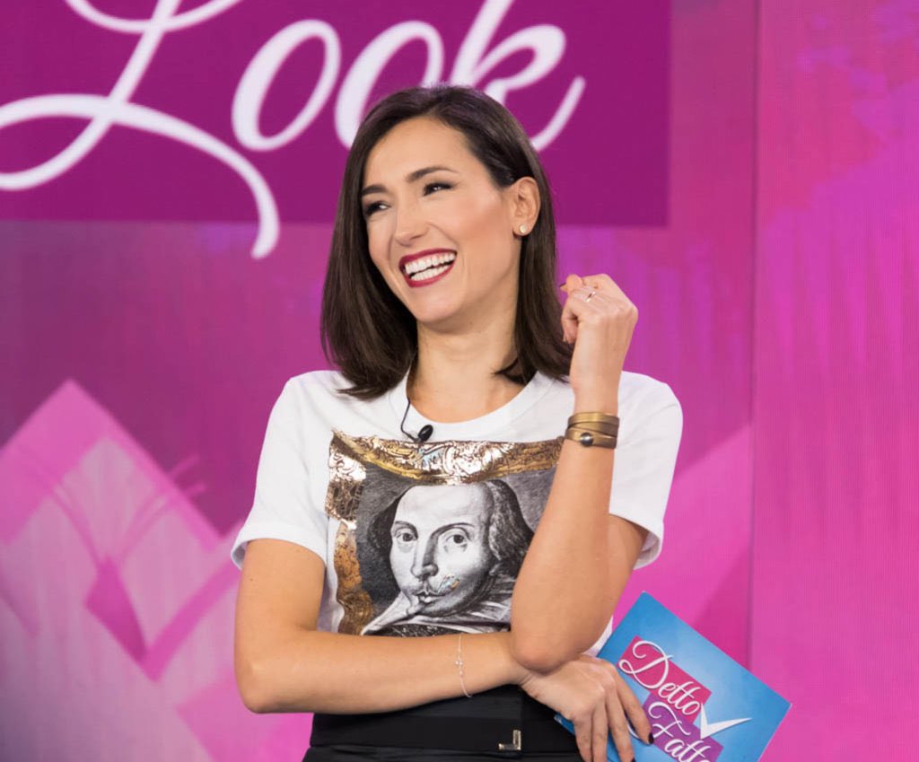 Cinguetterai's tweet photo. Caterina Balivo torna in Rai?
Secondo TvBlog, nel primo pomeriggio di Rai 2 arriverà un nuovo programma.
Si tratterebbe di un factual corale, alla cui guida potrebbe essere chiamata Caterina Balivo, forte del successo del suo #DettoFattoRai e attualmente impegnata con #Lingo. https://t.co/8hv2zp0XuP
