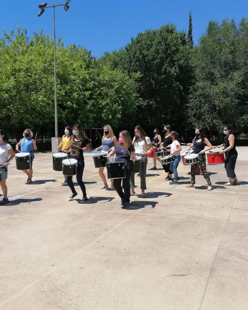 Si t'agrada la música i vols aprendre a tocar instruments de percussió, els nostres tallers són la solució! T'ensenyarem a tocar diferents ritmes i instruments de la mà de professionals en el sector 🎶🥁
#SolRe #percussió #batucada #classesdebatucada #… instagr.am/p/CsYbYyQNJkN/