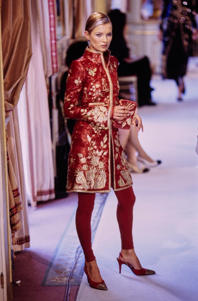 francarabias's tweet image. #KarlLagerfeld se inspiró en los biombos lacados de Coromandel que coleccionaba Coco Chanel para la colección Otoño 1996 de Alta Costura de @CHANEL 

Nueva entrada en mi #blogdemoda #EnlaZonaF

CHANEL, AÑOS 90 / (10) OTOÑO 1996 ALTA COSTURA enlazonaf.blogspot.com/2023/05/chanel…

#Chanel