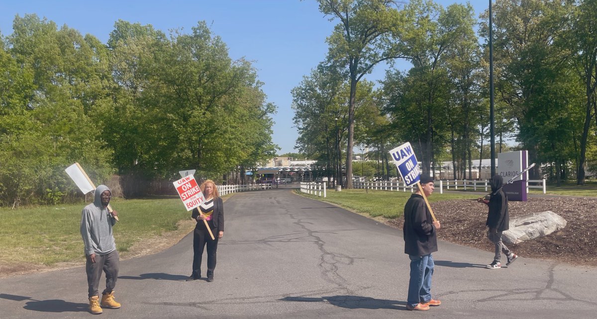 FitzoneByErika's tweet photo. Standing with workers is standing with community! Stop by, drop off ice, honk your horn for support! @uaw workers are fighting to make sure they can take care of their families. Clarios pay cuts are so bad that workers would lose money even working overtime! #workerscantwait https://t.co/GiPWOMhMg5