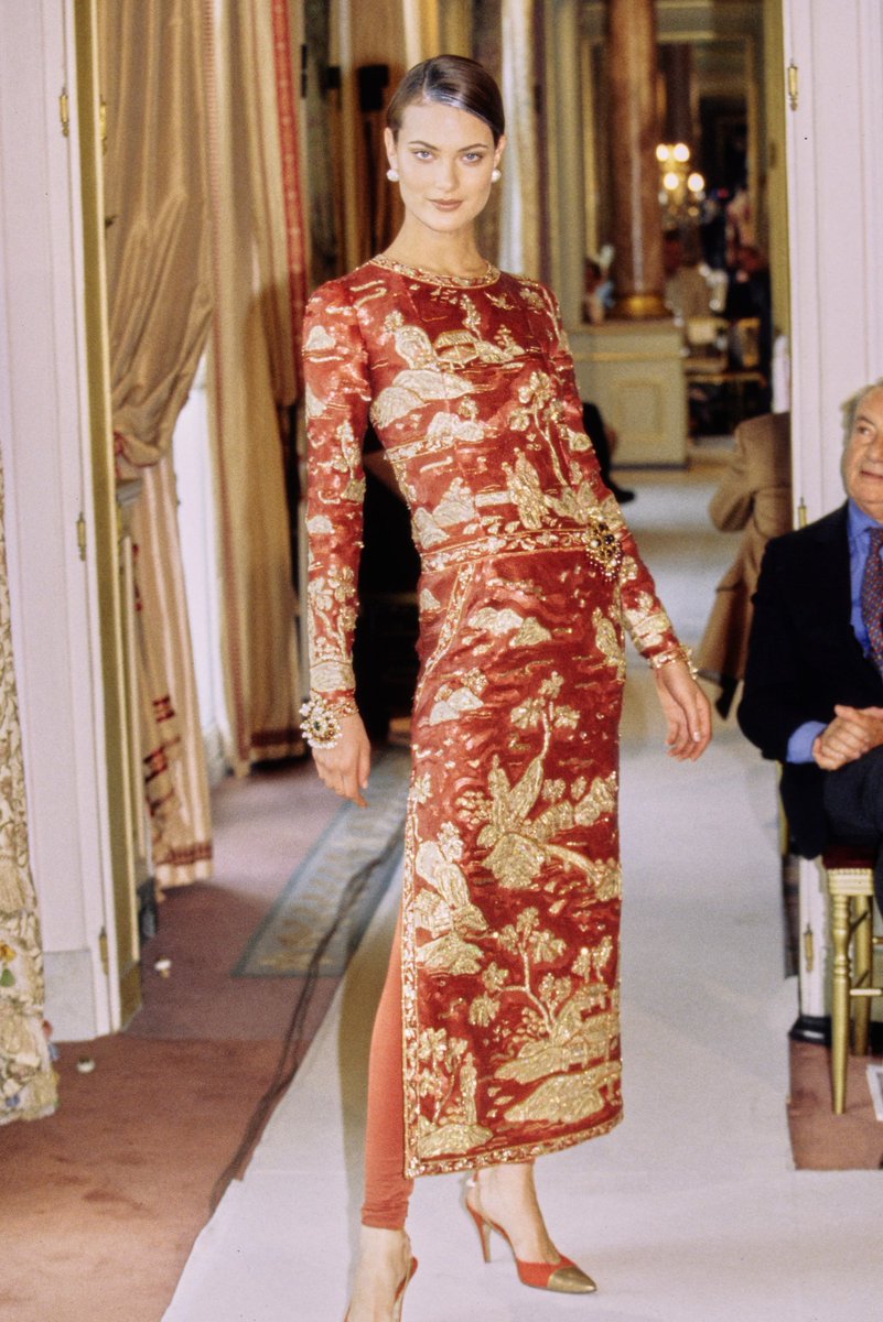 francarabias's tweet image. #KarlLagerfeld se inspiró en los biombos lacados de Coromandel que coleccionaba Coco Chanel para la colección Otoño 1996 de Alta Costura de @CHANEL 

Nueva entrada en mi #blogdemoda #EnlaZonaF

CHANEL, AÑOS 90 / (10) OTOÑO 1996 ALTA COSTURA enlazonaf.blogspot.com/2023/05/chanel…

#Chanel