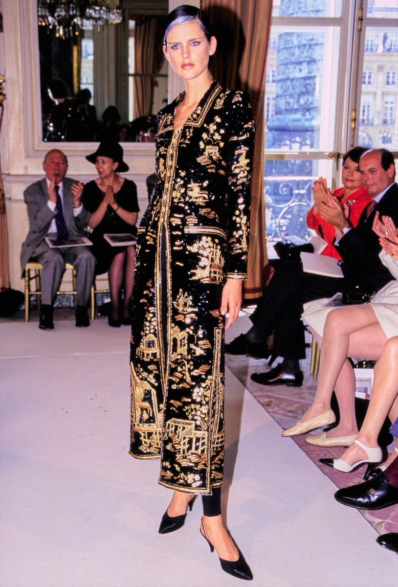 francarabias's tweet image. #KarlLagerfeld se inspiró en los biombos lacados de Coromandel que coleccionaba Coco Chanel para la colección Otoño 1996 de Alta Costura de @CHANEL 

Nueva entrada en mi #blogdemoda #EnlaZonaF

CHANEL, AÑOS 90 / (10) OTOÑO 1996 ALTA COSTURA enlazonaf.blogspot.com/2023/05/chanel…

#Chanel