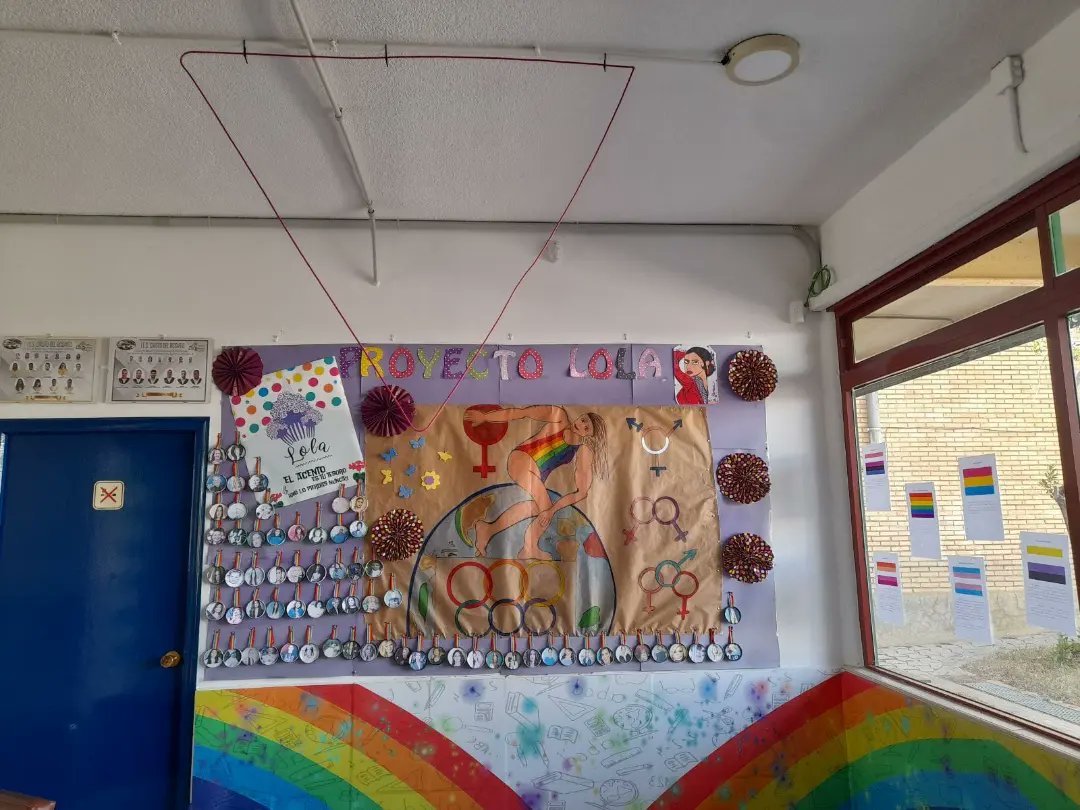 CristoIes's tweet photo. Desde LOLA celebramos el Día Internacional contra la homofobia, la bifobia y la transfobia con un medallero de mujeres LGBTIQ+.
También hemos representado las diferentes banderas de los distintos colectivos dentro del LGBTIQ+. #innovaex22_23 @InnovacionForm @CPR_Zafra https://t.co/WMeoIpSaw8
