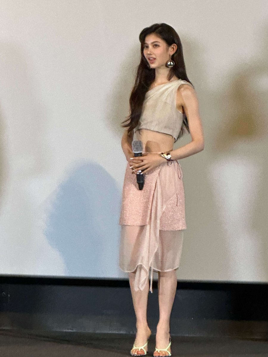 newjeans_loop's tweet photo. 230518 The Little Mermaid premiere 

#뉴진스 #NewJeans #다니엘 #Danielle https://t.co/ISd3Q0fHuj