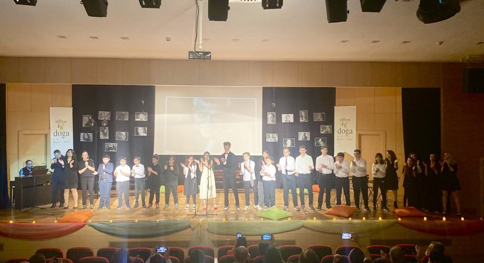 Özlüce Doğa Koleji öğrencileri ve öğretmenleri tarafından hazırlanan "Şiirin Sesi" temalı şiir dinletimizden görüntüler 🎹🎼📗
<a href="/DogaOkullari/">Doğa Koleji</a> <a href="/KvancBarlas/">Kıvanç Barlas 🇹🇷</a> <a href="/ufukkdnz/">Ufuk Deniz</a> <a href="/SelinDogduAydin/">Selin Aydın</a> <a href="/GuLsAhDuRN/">gülşah duran</a> <a href="/KarabulakDamla/">Merve Damla Karabulak</a>