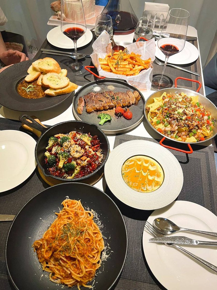 🥰😘 Today my friend invited us to dinner 😚 drank some 🍷 we had a nice conversation💗.