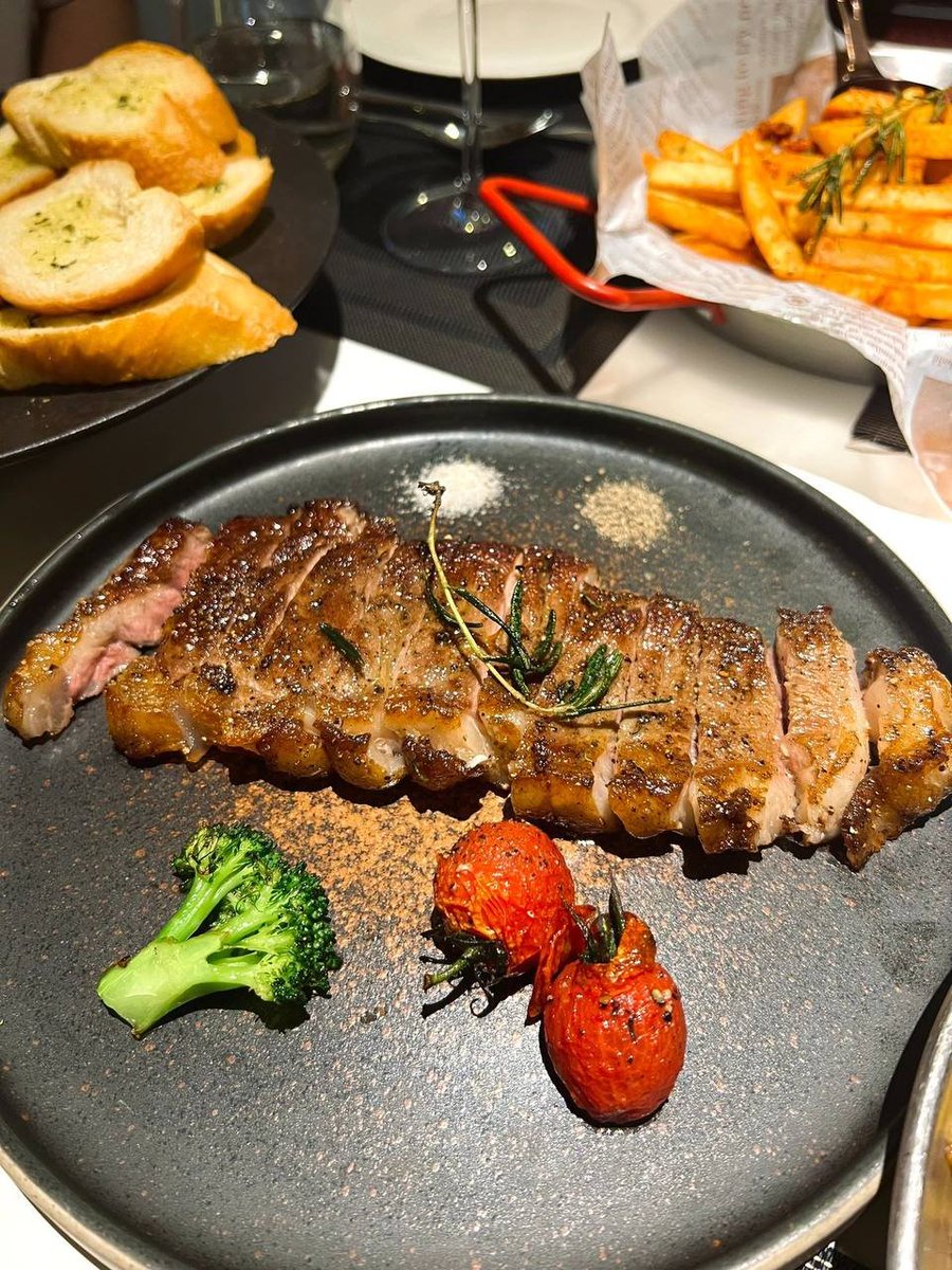 🥰😘 Today my friend invited us to dinner 😚 drank some 🍷 we had a nice conversation💗.