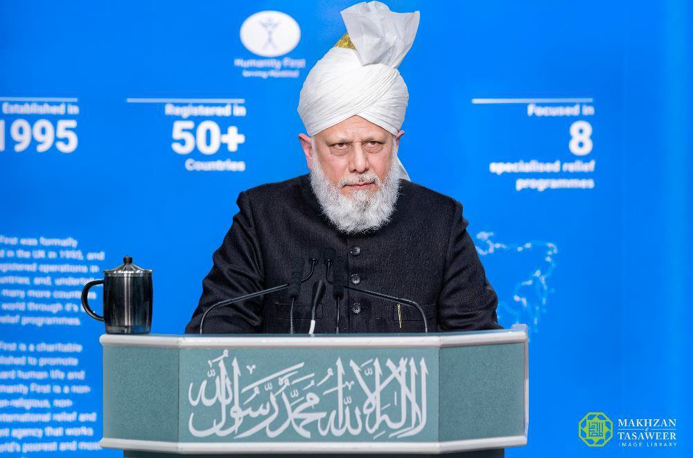 HumanityFirstDE's tweet photo. „I served in #Africa for eight years and I'm fully aware just how desperate people are for water there. Children have to walk 2-3 km to get a bucket of water for their families which they carry on their heads.“ — Hazrat Mirza Masroor Ahmad (aba)
#HFTelethon https://t.co/v5Rvd2LpVJ