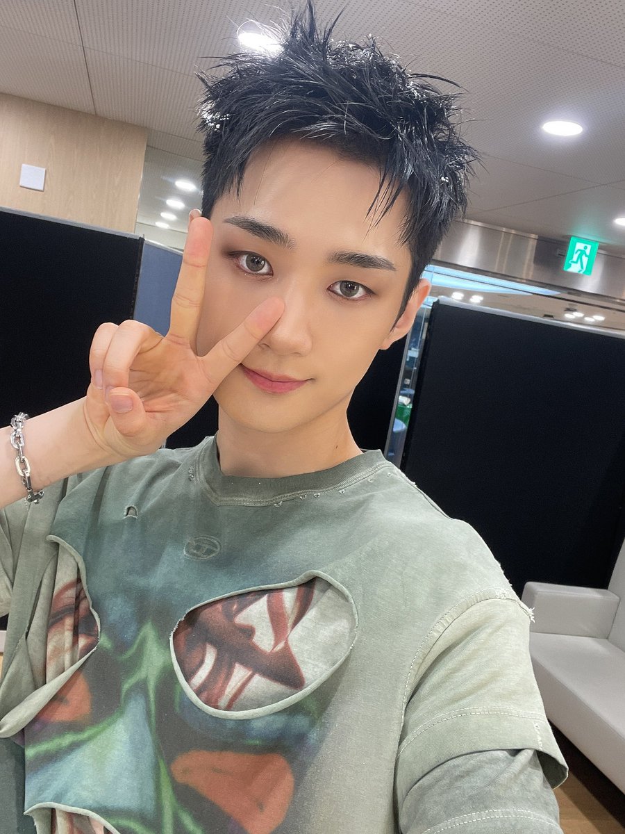 by_verivery's tweet photo. [#용승]       

첫방 끝🙌
챙겨봐준 모든 베러들 고마워 :)

#YONGSEUNG #베리베리 #VERIVERY https://t.co/ThjGEhDuOF
