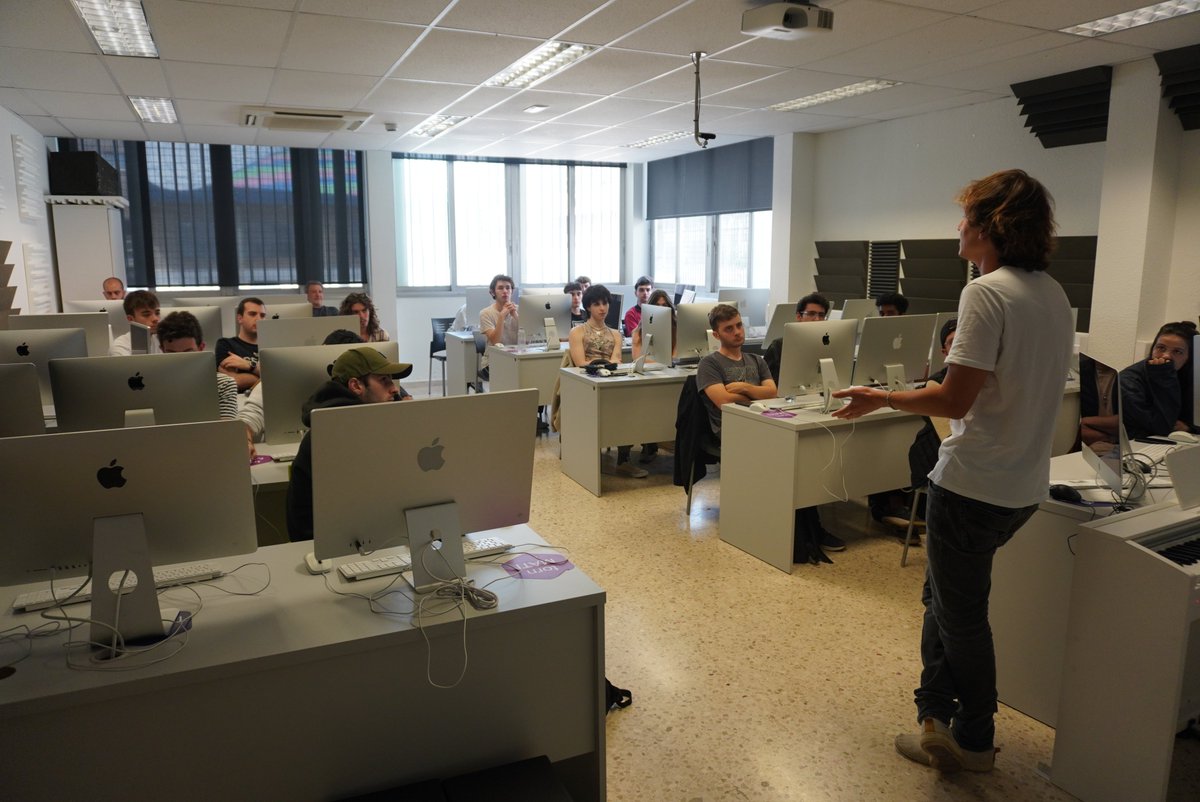 ENTI_BCN's tweet photo. Avui l'artista i cantant @ramonmirabet_ ha vingut de la mà del professor @tonixucla per parlar amb els i les alumnes.
Ha parlat dels seus inicis als carrers de París i de com va vencer la seva timidesa a cantar en públic entre moltes altres coses.
#àreademúsica #entisound https://t.co/IRWyZJzauq