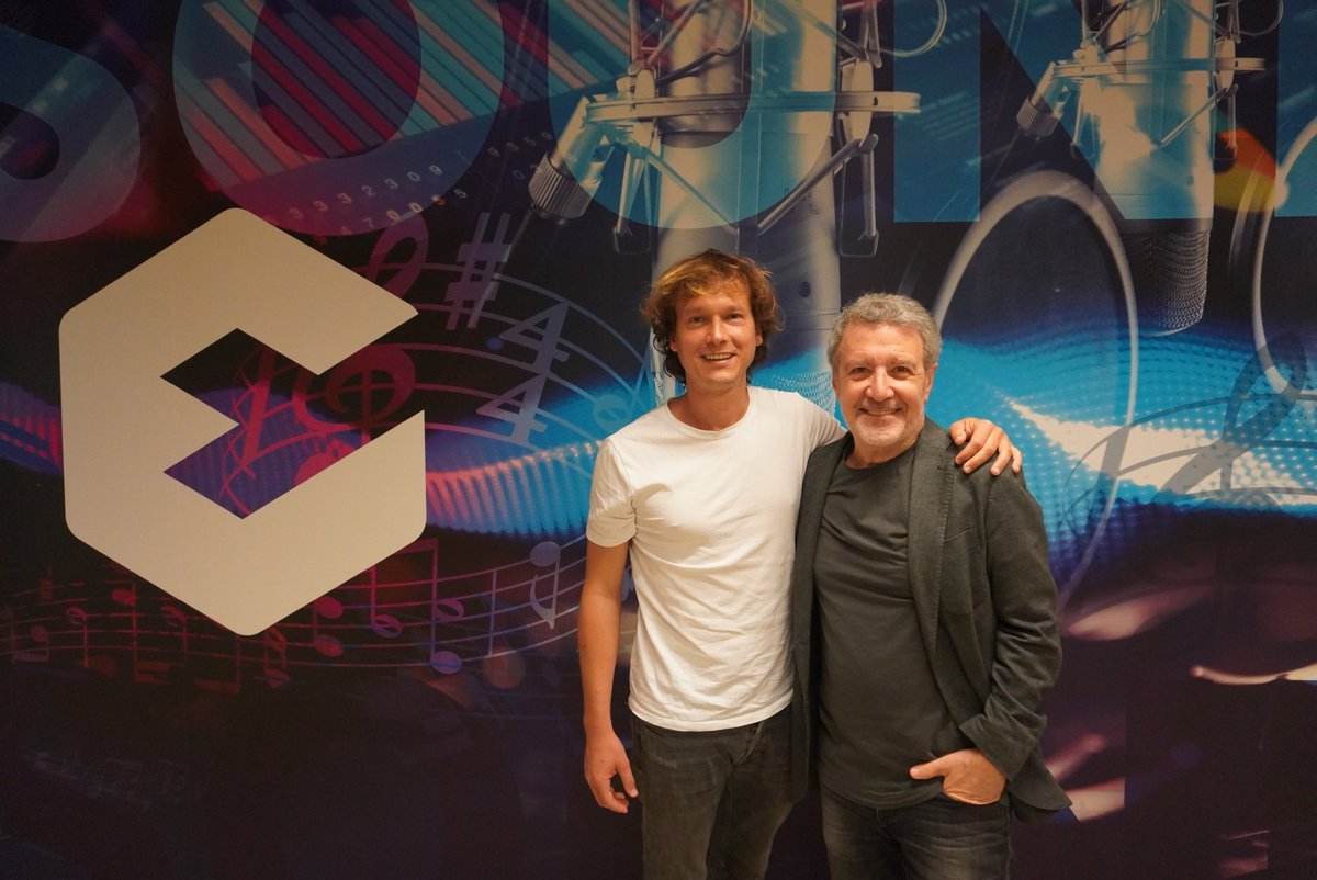 ENTI_BCN's tweet photo. Avui l'artista i cantant @ramonmirabet_ ha vingut de la mà del professor @tonixucla per parlar amb els i les alumnes.
Ha parlat dels seus inicis als carrers de París i de com va vencer la seva timidesa a cantar en públic entre moltes altres coses.
#àreademúsica #entisound https://t.co/IRWyZJzauq