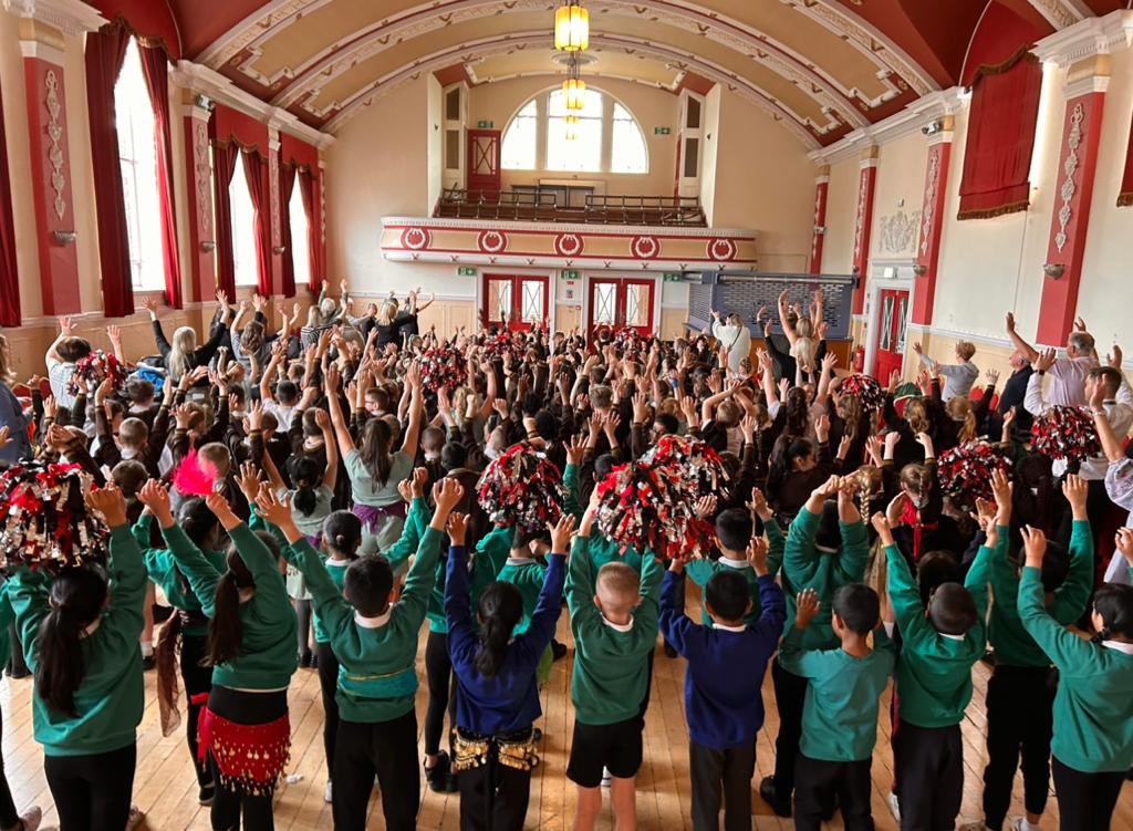 ChristiGabbitas's tweet image. Amazing morning engaging with over 1000 children from schools in #Chadderton #Oldham with @andyseedauthor @Thatpoetrybloke @SalmasBAcademy @HafizaIssa @RappamanDC @OldhamCouncil #LibrariesTransform @OldhamLibraries