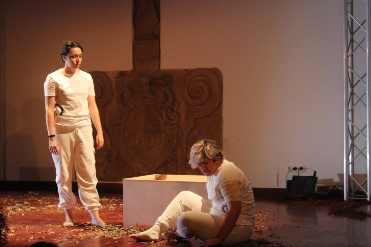 Éxito del encuentro de Teatro Grecolatino Ciudad de #Yecla en el Teatro Concha Segura, con los grupos de teatro escolar Caligae del <a href="/CastilloPuche/">IES Castillo Puche</a>  y HelidoniTeatro del IES Ramón Arcas.

La directora general <a href="/mcbalsas/">Mari Carmen Balsas Ramón</a> ha podido disfrutar de las actuaciones.