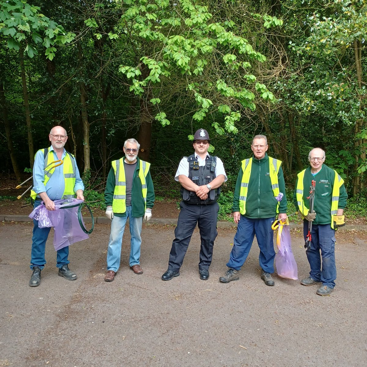 MPSStanmorePark's tweet photo. Today we joined The Harrow Litter Pickers who were clearing up the Warren Lane area. Keeping an area clean can play a big part in reducing ASB as well as being better for the environment. If you want to know more look up "Harrow Litter Pickers" on Facebook! https://t.co/a6c1jlnYmP