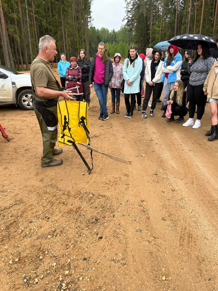 MKPC_LLKC's tweet photo. Daugavpils valsts ģimnāzijas skolēni kopā ar MKPC Preiļu nodaļu un LVM Sventes iecirkņa pārstāvi apgūst mežkopja prasmes nākotnes meža stādīšanā. https://t.co/2c8xemuNzN