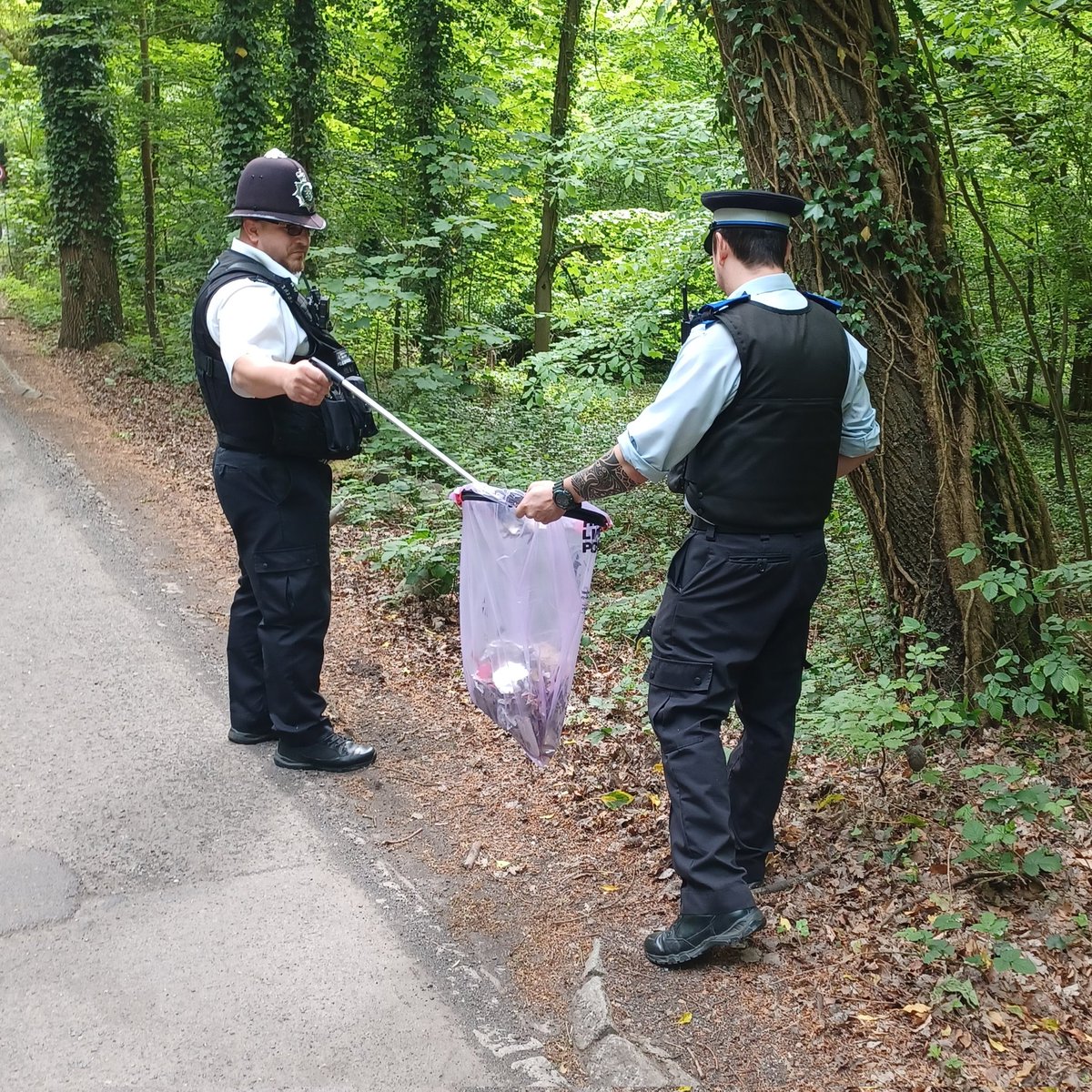 MPSStanmorePark's tweet photo. Today we joined The Harrow Litter Pickers who were clearing up the Warren Lane area. Keeping an area clean can play a big part in reducing ASB as well as being better for the environment. If you want to know more look up "Harrow Litter Pickers" on Facebook! https://t.co/a6c1jlnYmP