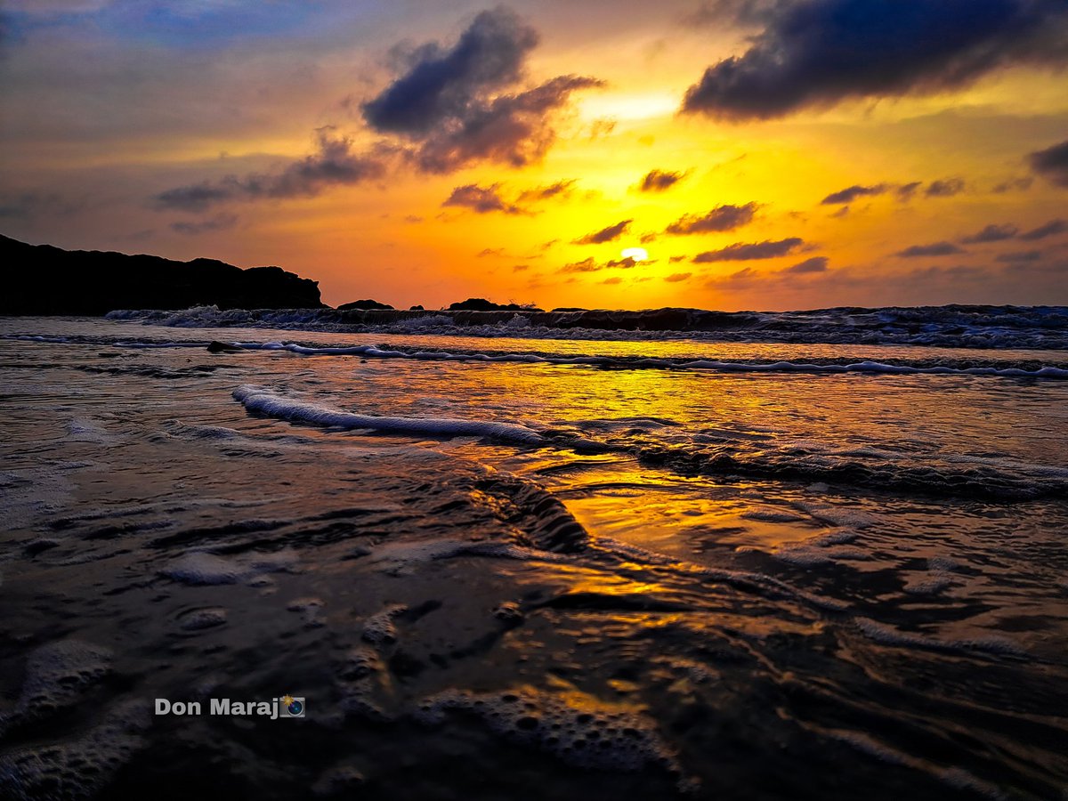 Maraj_Don_'s tweet photo. Le couché de soleil est le moment que je préfère dans une journée ❤️👌🏾
📸: @Maraj_Don_

#photography #photooftheday #sunset #soleil #plage #NaturePhotography #nature #ClimateEmergency https://t.co/41QamgZ4NW