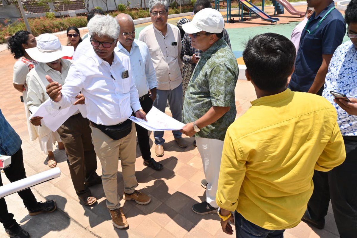 MauvinGodinho's tweet photo. Carried out a #SiteInspection to review the #Progress of the Second Phase of Joggers Park along with #GSIDC officials.

#MauvinGodinho #DabolimFirst #BJP #BJPIndia #BJPGoa #BJPDabolim #YuvaMorchaDabolim #Dabolim #Goa #India (1/2) https://t.co/eV2BK9Ai0h