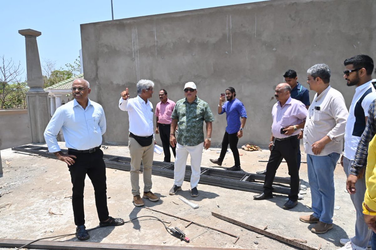MauvinGodinho's tweet photo. Carried out a #SiteInspection to review the #Progress of the Second Phase of Joggers Park along with #GSIDC officials.

#MauvinGodinho #DabolimFirst #BJP #BJPIndia #BJPGoa #BJPDabolim #YuvaMorchaDabolim #Dabolim #Goa #India (1/2) https://t.co/eV2BK9Ai0h