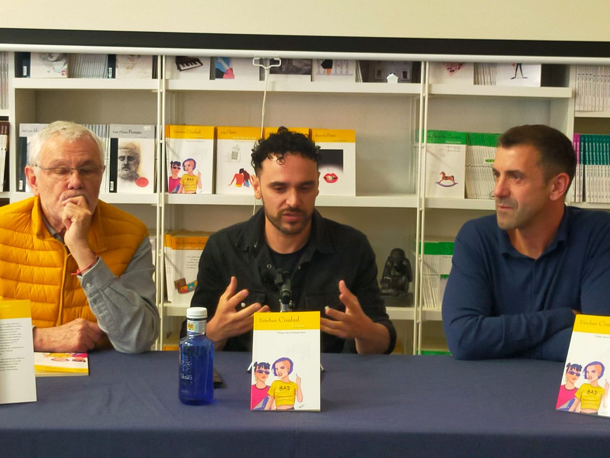 Ayer presentamos "Ilusiones" de <a href="/EstebanCiudad/">Esteban Ciudad</a> en La LiVrería, acompañados por <a href="/marcosalonso74/">marcos fdez alonso</a> y Laura Marvo.

#ilusiones #teatro #librosdeteatro #estebanciudad #queleer #librosdeteatro #VdB #yoleoteatro #novedades #librerias #quelibroleo #LibrosRecomendados